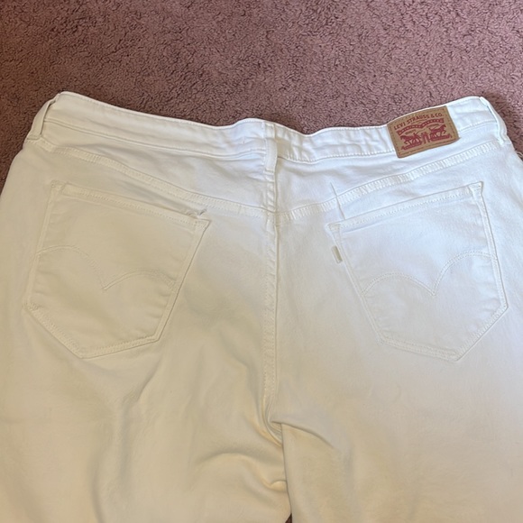 Ladies White Levi’s Jeans! - Picture 2 of 4